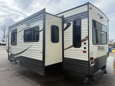 2016 Palomino Puma 30RLIS The 2016 Palomino Puma 30RLIS is a spacious rear living travel trailer fea...