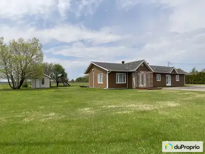Bungalow avec atelier offrant plusieurs possibilités d'aménagement: studio, garderie, bureau à domic...