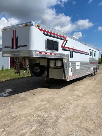 2002 4-Star Trailer #20266c 2 Horse Slant Load Gooseneck with Living Quarters Financing Available OA...
