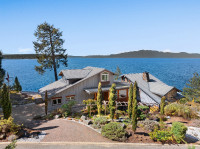 Executive Waterfront Home in Halfmoon Bay
