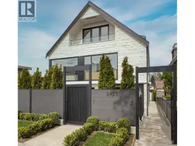 THERE IS SIMPLY NOTHING LIKE THIS ON THE MARKET! A Luxury Duplex of this Size, Quality & Architectur...