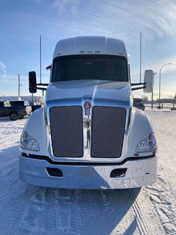 2022 Kenworth T680 76" Bunk in Heavy Trucks in Regina - Image 2