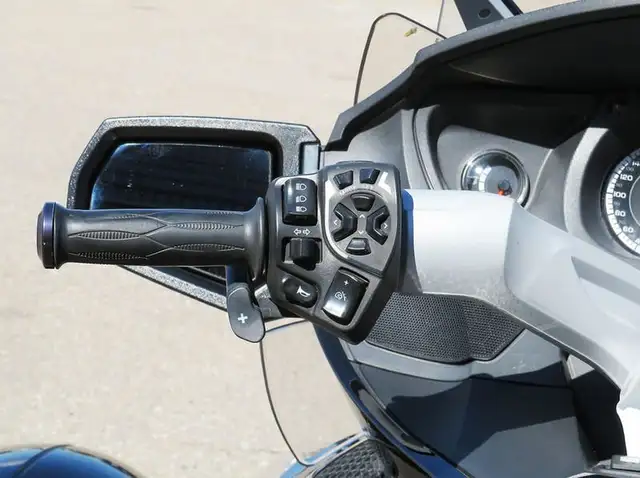 2011 Can-Am Spyder Roadster RT-Limited in Sport Touring in Cambridge - Image 11