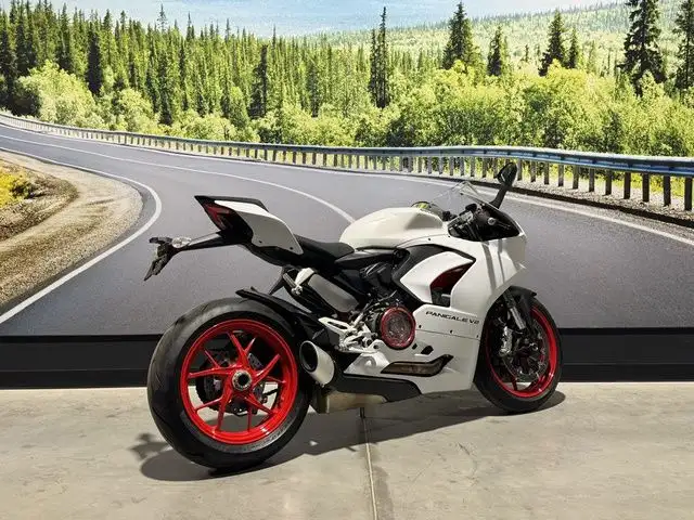 2023 Ducati Panigale V2 White Rosso Livery V2 White Rosso Livery in Street, Cruisers & Choppers in Saskatoon - Image 5