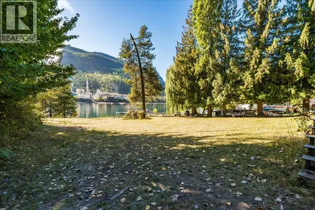 3788 Broadwater Road Castlegar, British Columbia in Houses for Sale in Nelson - Image 28