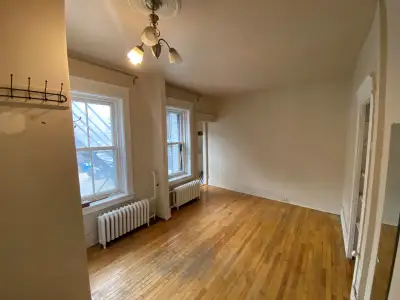 Nice and bright bachelor unit! Available September 1st 2025!