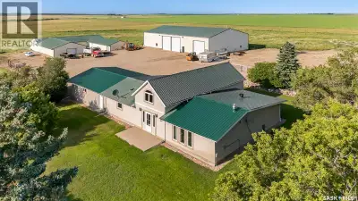 This may be the perfect place to live and work. Absolutely stunning shop is 60'x100' with in floor h...
