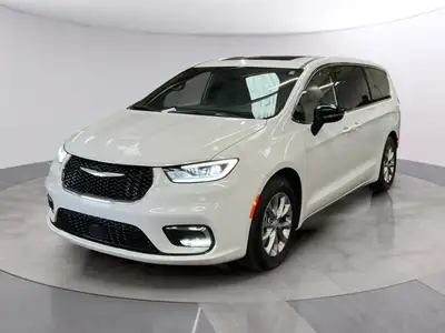 Elevate your driving experience with the 2026 Chrysler Pacifica Limited, finished in an elegant whit...