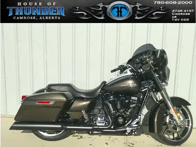 Looking for a bike that turns heads everywhere you go? This 2021 Street Glide has the perfect mix of...