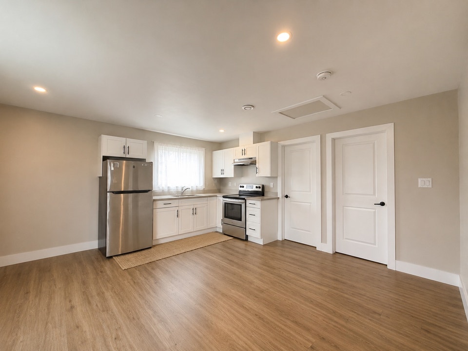 DETACHED 2-BEDROOM HOME – NOT A BASEMENT 4