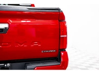 TOYOTA TACOMA DOUBLE CAB 5 LIMITED HYBRID 2025 Tonneau cover OEM & Hitch OEM valeur de 3 200 $ Group... (image 9)