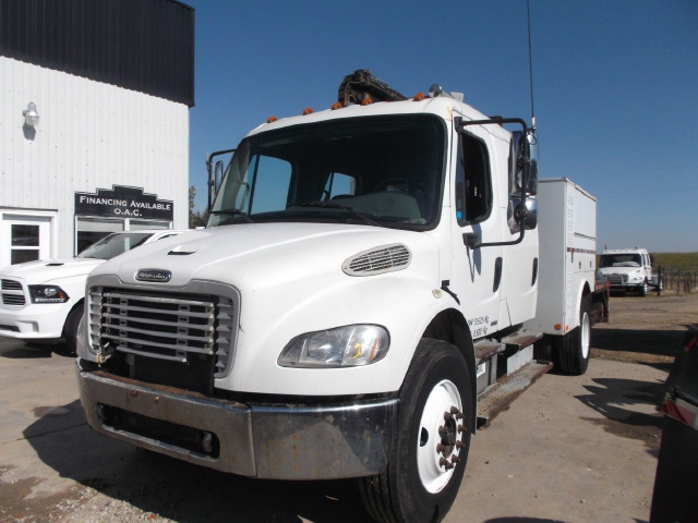 2005 FREIGHTLINER M2 S/A CC SERVICE TRUCK WITH CRANE in Heavy Trucks in Red Deer