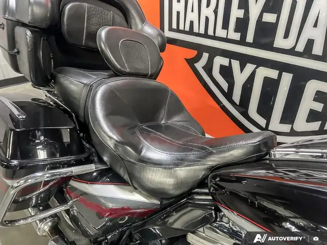 2006 Harley-Davidson FLHTCUSE CVO ULTRA CLASSIC in Sport Touring in Calgary - Image 22