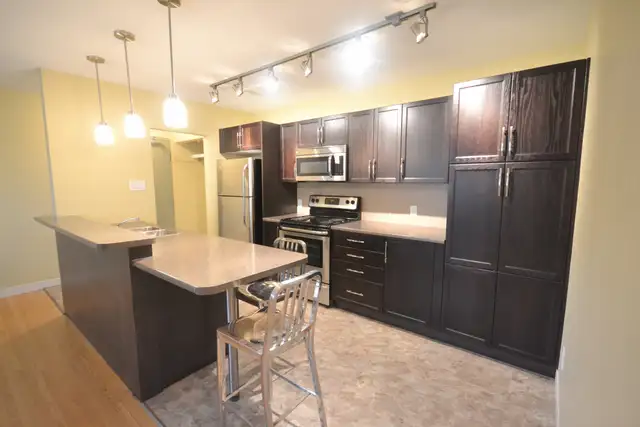 AVAILABLE NOW! 2-Bedroom, Open and Bright in Corydon Village!