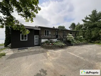 Bord du fleuve, près du centre-ville, très grande maison pouvant servir de multi-générations ou 3 lo...