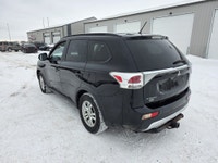 PRICE REDUCED!!! NO ACCIDENTS!!! AWD!! 7 PASSENGER!! ROOM FOR THE ENTIRE FAMILY!!! 2015 Mitsubishi O... (image 4)