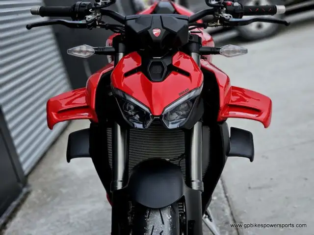 2025 Ducati Streetfighter V4 Ducati Red in Sport Bikes in Oshawa / Durham Region - Image 7