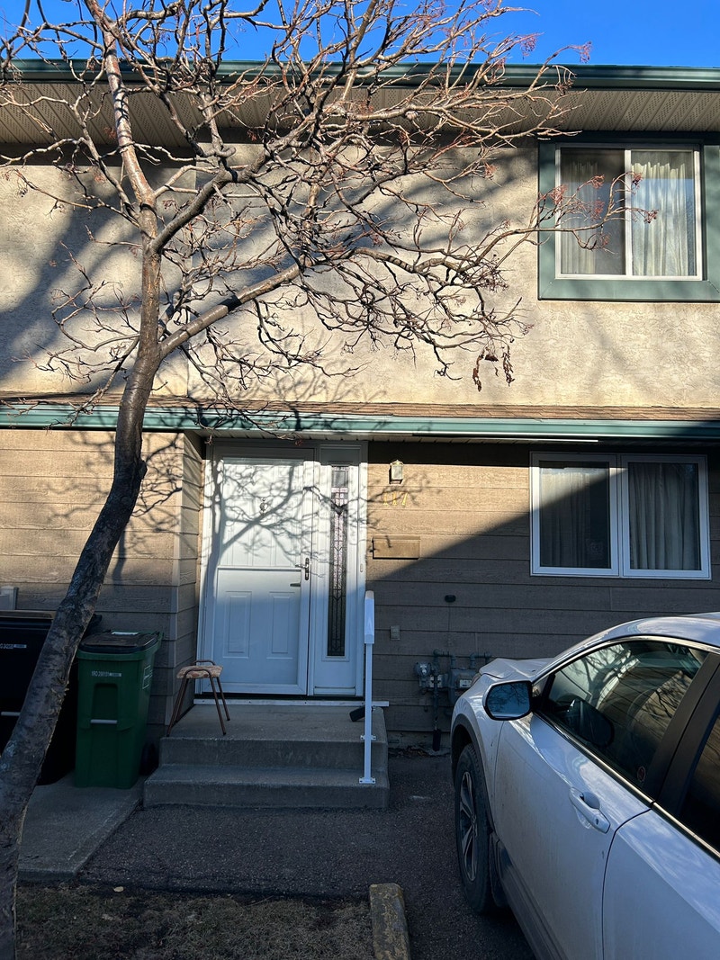 Beautiful 3 Bedroom and 1.5 bath Townhouse available immediately Long