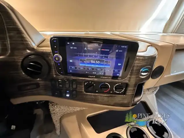 2022 Thor Motor Coach Challenger 35MQ only 6,310 Miles in RVs & Motorhomes in Moncton - Image 54