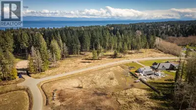 Rare development Opportunity: 8 Serviced lots near Miracle Beach. Secure a shovel ready project on O...