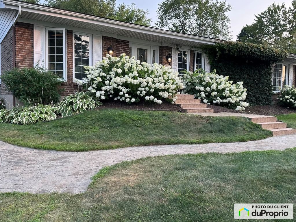 $815,000 - Bungalow for sale in Granby — photo 1