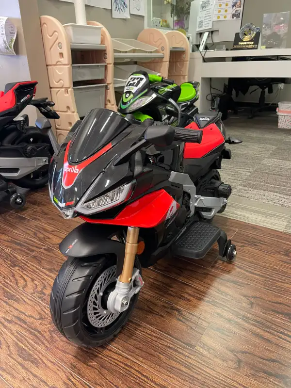 12V & 24V APRILIA RACE MOTORCYCLE BIKE FOR KIDS! RUBBER WHEELS in Toys & Games in Mississauga / Peel Region - Image 7