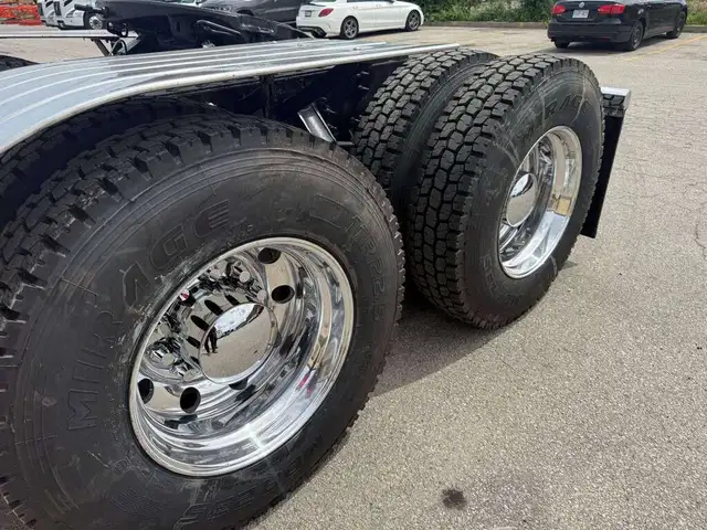 2022 Volvo VNR64T DAYCAB Wetline Included! New Drive Tires in Heavy Trucks in Oakville / Halton Region - Image 7