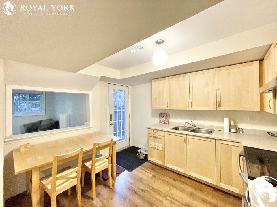 1 BED 1 BATH BASEMENT FOR RENT 647 BLACKWOOD BOULEVARD, OSHA Long