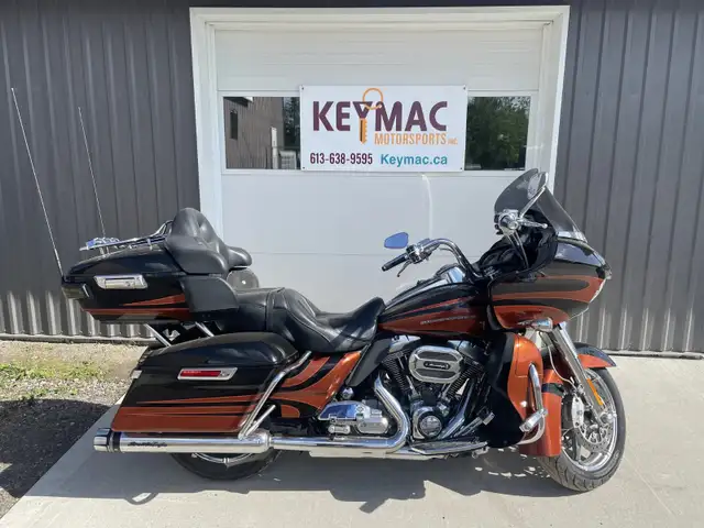 2015 Harley-Davidson® FLTRUSE CVO™ Road Glide® Ultra in Touring in Pembroke - Image 2