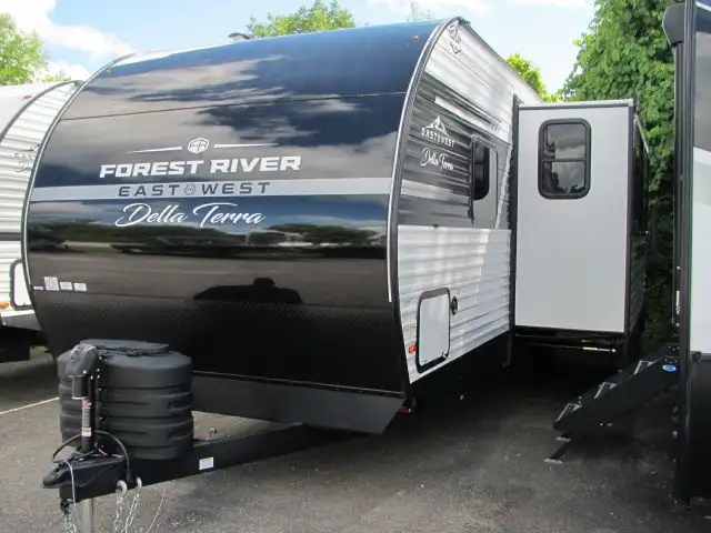 2026 EAST TO WEST DELLA TERRA 261RB-GREAT COUPLES LAYOUT!  in Travel Trailers & Campers in Ottawa - Image 2