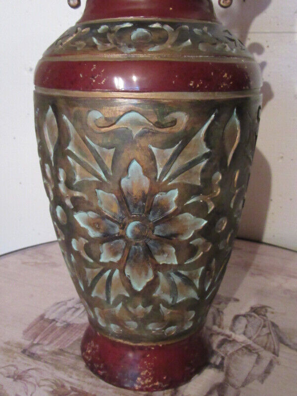 Oriental Style Large Ceramic Vase with Decorative Handles dans Autre  à Ville de Montréal - Image 3