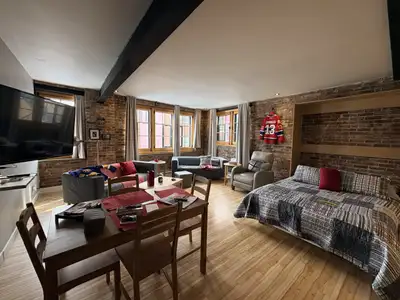 Appartement de style loft à aire ouverte meublé, situé au cœur du Vieux-Québec, au coin de la rue St...