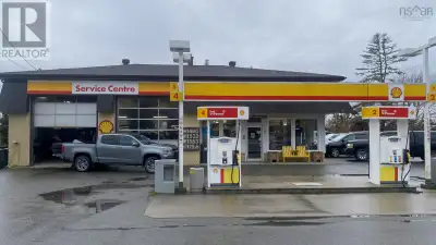 Exceptional Commercial Opportunity Established Garage & Waterfront Property in Barrington This well-...