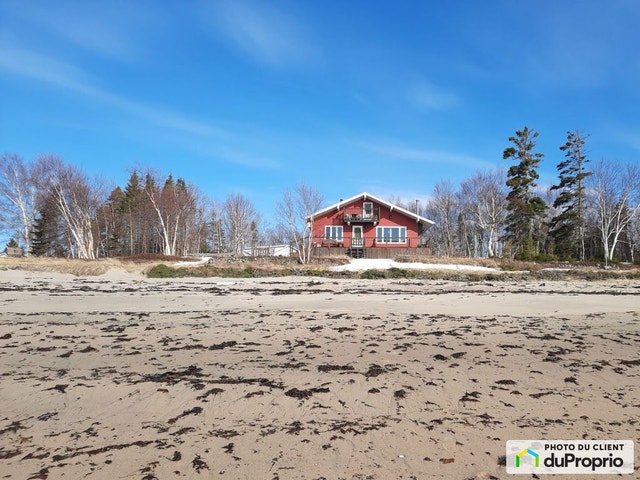 $355,000 - 1 1/2 Storey in Port-Cartier (Rivière-Pentecôte) — photo 1