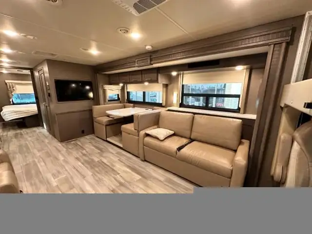2022 Thor Motor Coach Challenger 35MQ only 6,310 Miles in RVs & Motorhomes in Moncton - Image 18