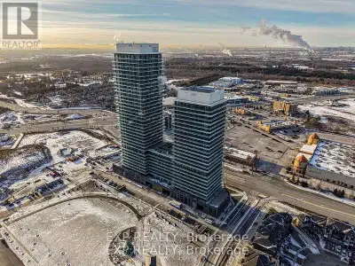 Welcome to CityPointe Heights at 15 Skyridge Drive, a sleek and contemporary condo located in the he...