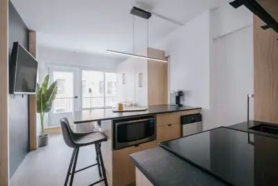 Loft meublé et tout inclus dans le quartier Saint-Jean-Baptiste. Cet immeuble en béton de 9 étages a...