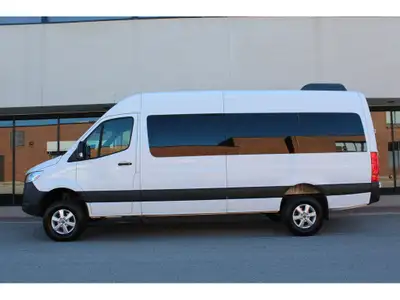 A.W.D - ALL WHEEL DRIVE!!! RARE FIND 12 PASSENGERS VAN!!! - DUAL CLIMATE CONTROL!!! FULL SIZE 170 HI...