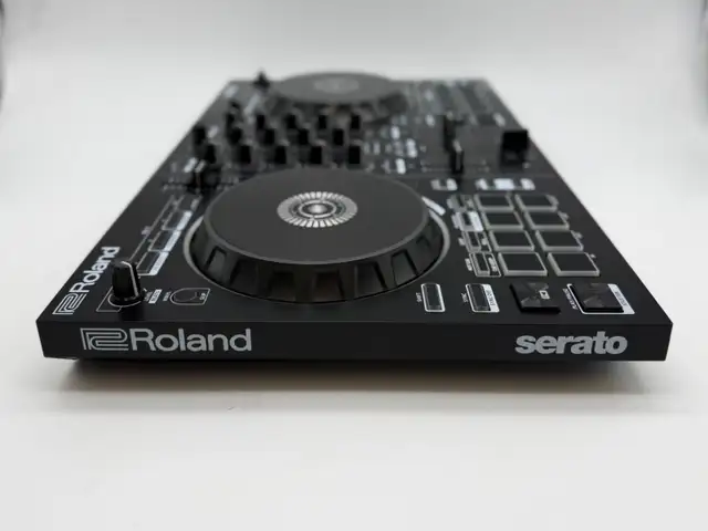 Roland DJ-202 Serato DJ Controller, 2-Channel 4-Deck - $299 in Performance & DJ Equipment in Mississauga / Peel Region - Image 3