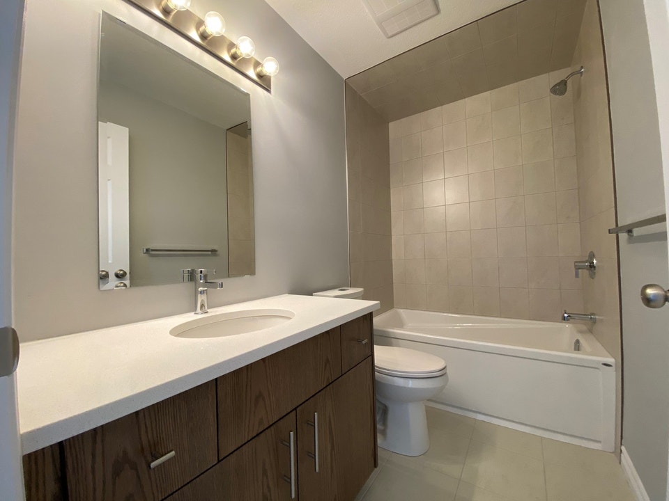 2 Bedroom End-Unit Townhome in Huron Park! 5