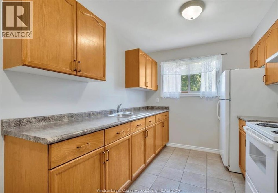 6732 Roseville Garden DRIVE Windsor, Ontario 5