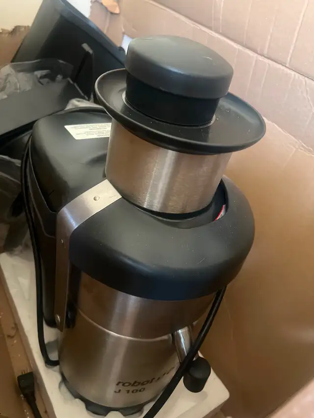 Professional Juice Extractor Robot-Coupe J 100 - Like NEW!62863275929217122