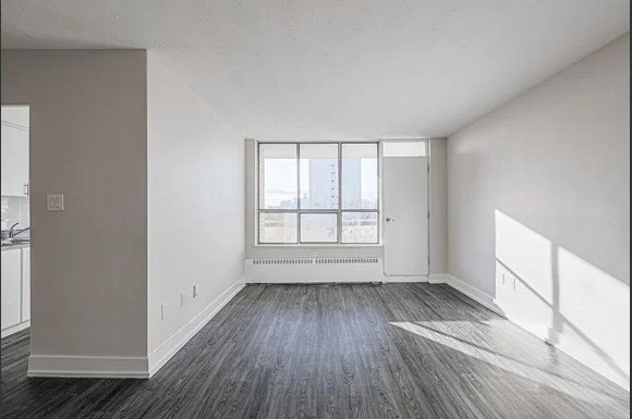 Pet Friendly & Close to TTC and Highway. 4
