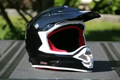 STORE CLOSING BLOWOUT JUST $89 + HST! REG $169. DOT CERTIFIED. Brand New Ultra Lightweight Raptor He...