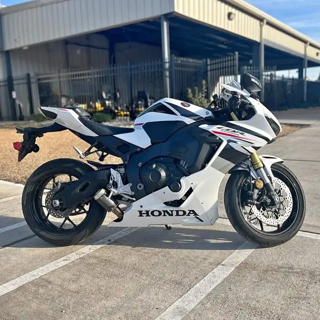 2025 HONDA CBR1000RR - WHITE! in Street, Cruisers & Choppers in Sudbury - Image 2