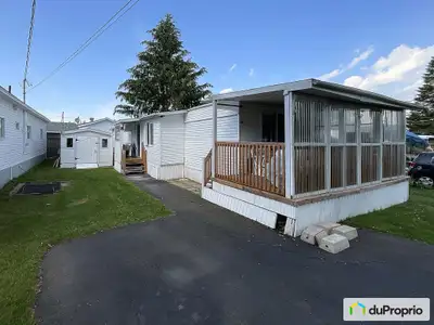 Découvrez cette charmante résidence de 1 024 pi², nichée dans un secteur paisible et à proximité d'u...