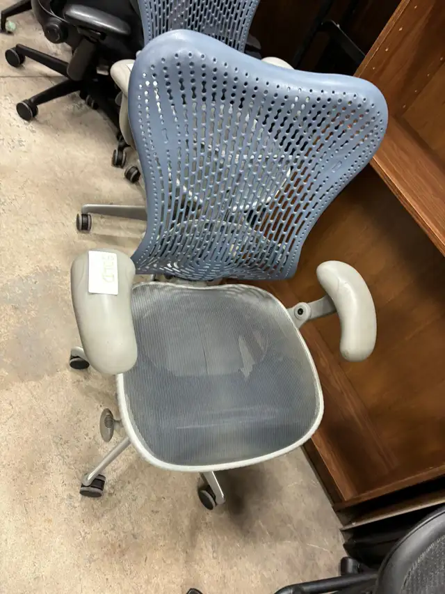 Herman Miller Mirra Chair(Fixed Arms)-Excellent Condition!62863277762305121