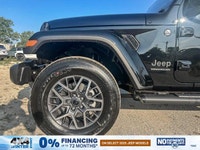 This Jeep Wrangler has a durable Regular Unleaded V-6 3.6 L/220 engine powering this Automatic trans... (image 8)