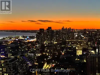 Perched on the 41st floor, this stunning southwest corner suite at 55 Mercer offers breathtaking, un...