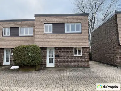 Maison de deux étages en rangée, unité de coin, copropriété divise, avec grande aire ouverte et gran...